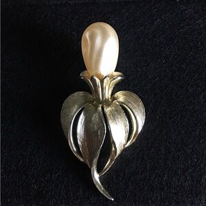NOS Awesome 1962 FANTASY FLOWER Sarah Coventry Faux Pearl Botanical Brooch Pin
